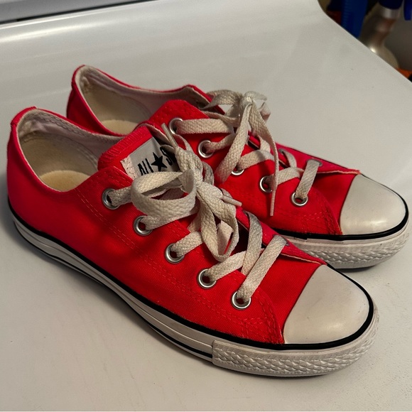 Converse Chuck Taylors low top, size 6 women’s. BRIGHT PINK color - Picture 2 of 7